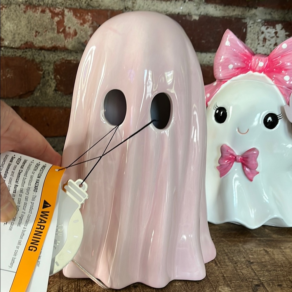 Cute Ghost Figurines with Bows - Picture 4 of 8